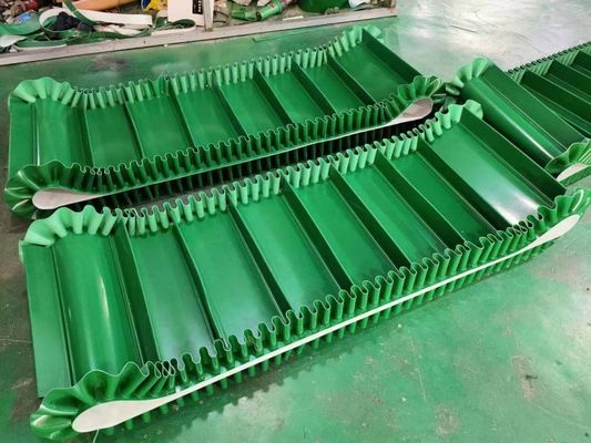 สายพานลำเลียง Pvc ผนังด้านข้างโซ่อุตสาหกรรมวัสดุสีเขียวทนทานแรงดึงสูง