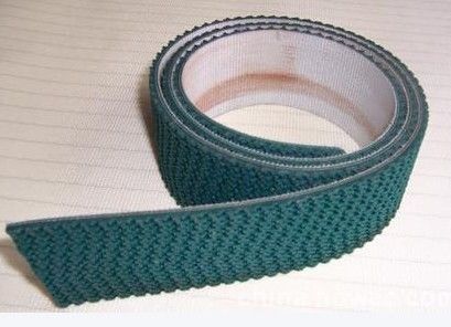 หญ้าอุตสาหกรรมหยักสีน้ำเงินอุตสาหกรรมสายพานลำเลียง PVC สายพานลำเลียงสีเขียวสำหรับสัมภาระที่สนามบิน